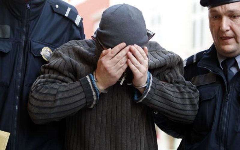Hrvaški policisti in nadlegovalec