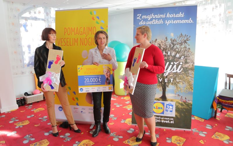 Vodja programa P&G, Orbico Slovenija, Tatjana Čadež, predsednica društva Vesele nogice Spomenka Valu