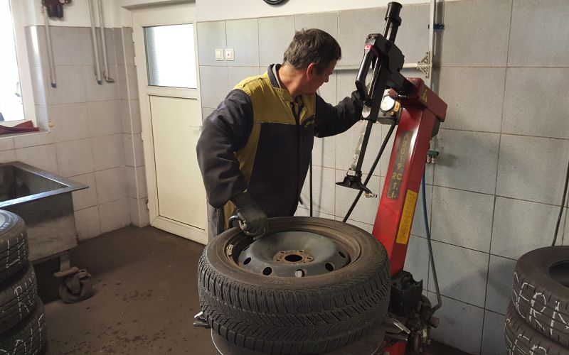 Pred namestitvijo pnevmatike na avtomobil je treba poskrbeti tudi za ustrezen zračni tlak