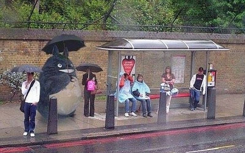 Tudi on čaka na avtobus.jpg