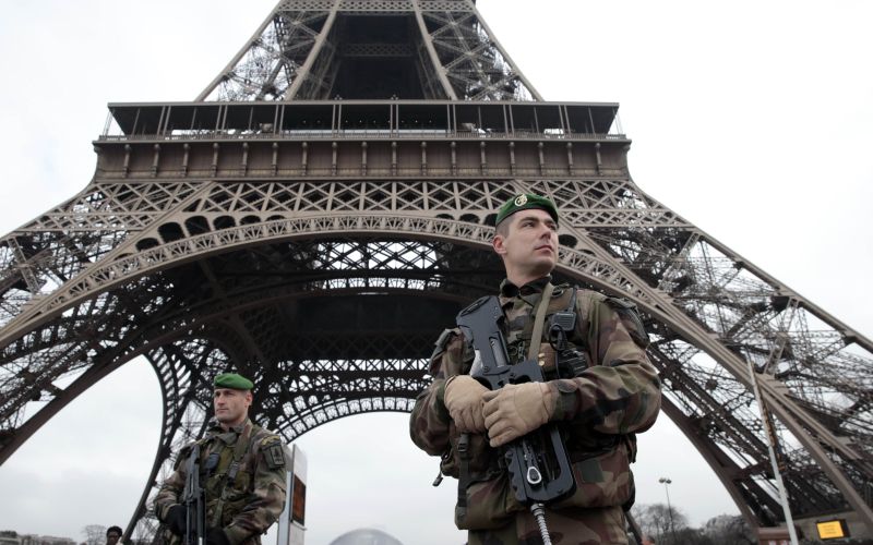 pariz francija vojska terorizem terorist (18).jpg