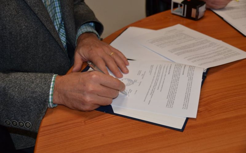 mirna__podpis_pogodbe___voda_selo_sajenice_27112015__1_.jpg