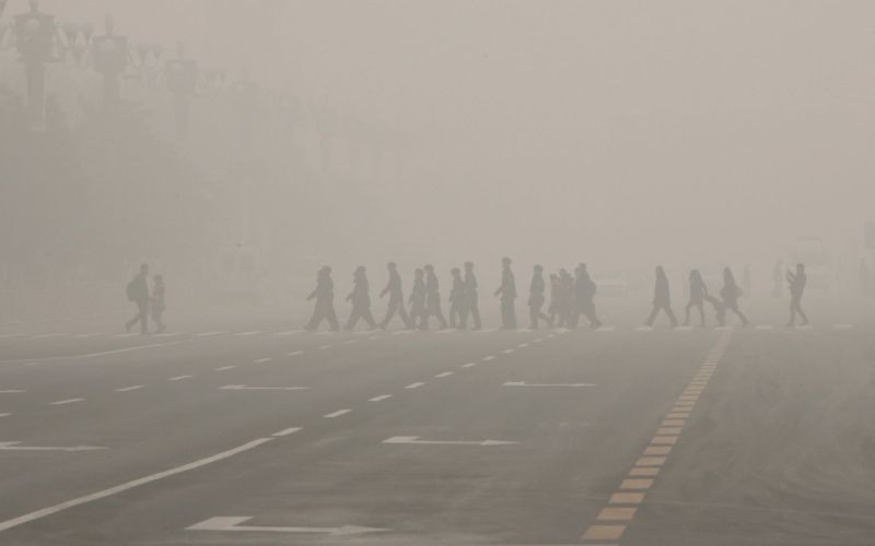 peking, smog, pešci.jpg