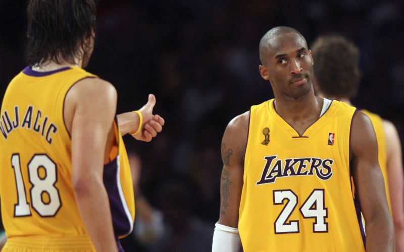 vujacic bryant 2.jpg