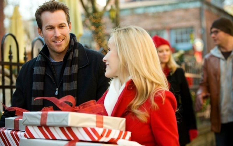 couple-shopping-holiday.jpg
