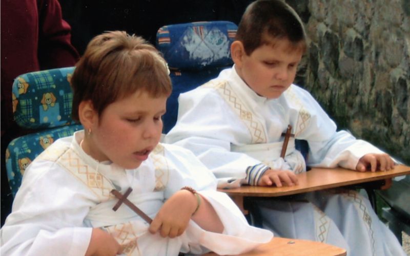Urška in Tadej - dvojčka, ki potrebujeta dvigalo.