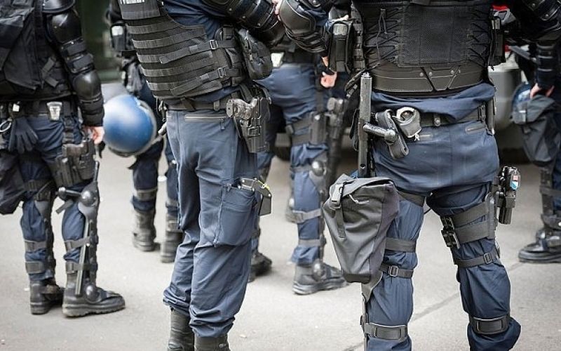 švicarski policisti.jpg