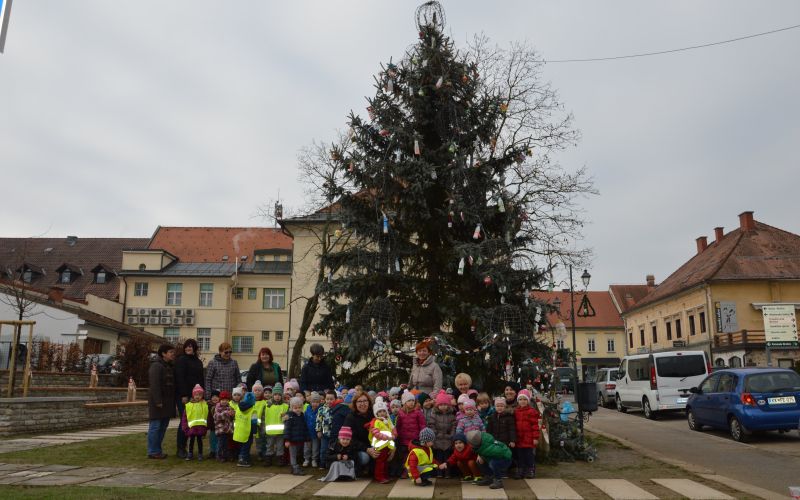okraske_so_obesili_tudi_nasi_najmlajsi_iz_vrtca_mavrica_brezice.jpg