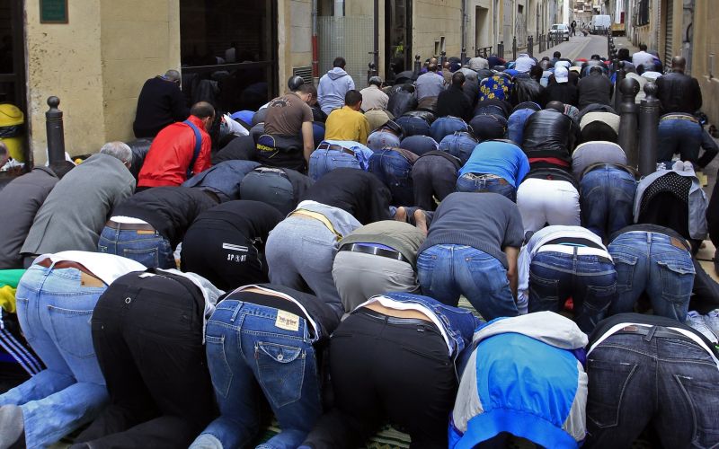 Muslimani molijo v Marseillu