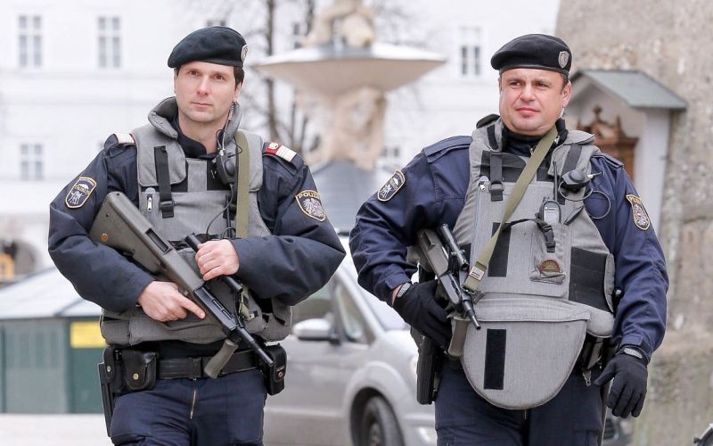 policija avstrija dunaj terorist terorizem policist (8).jpg