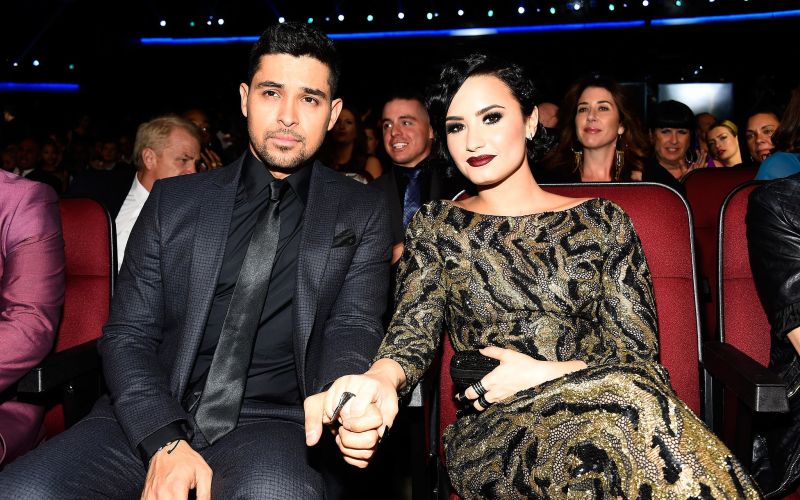 Demi-Lovato-Wilmer-Valderrama-Holding-Hands.jpg