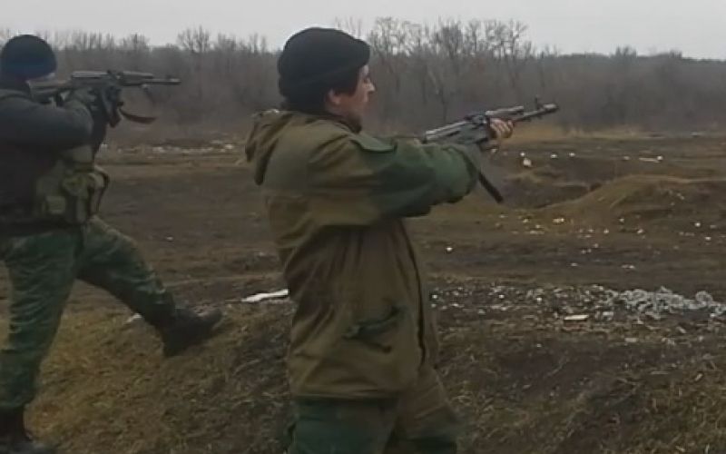 Strelec, gozd, puška.jpg