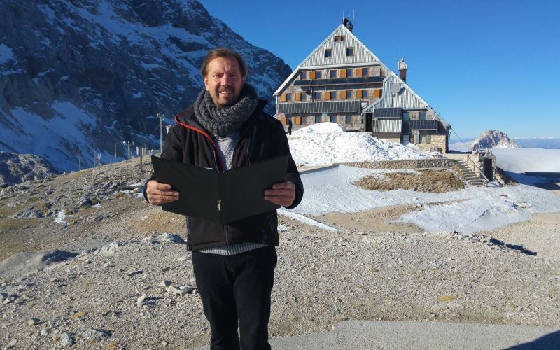 NOVOLETNA POSLANICA MIR 2016- Gianni Rijavec bere poslanico na Kredarici.jpg