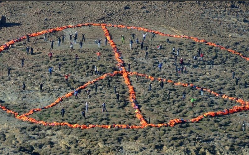lesbos peace rešilni jopiči aktivisti begunci.jpg