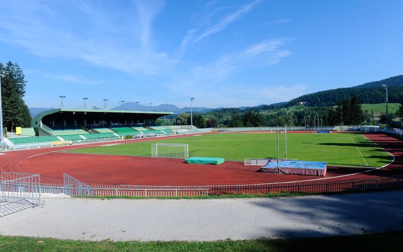 140-6-stadion ob jezeru gw.jpg