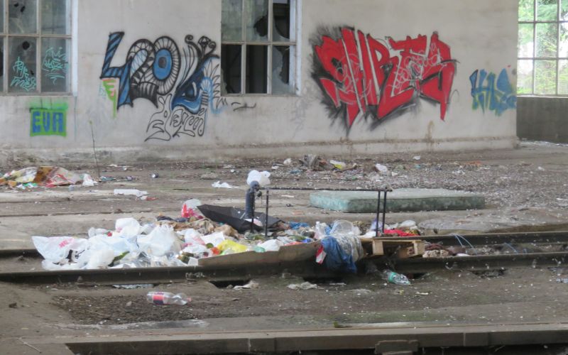 Remiza je občasno zbirališče ponočnjakov, ki radi smetijo.