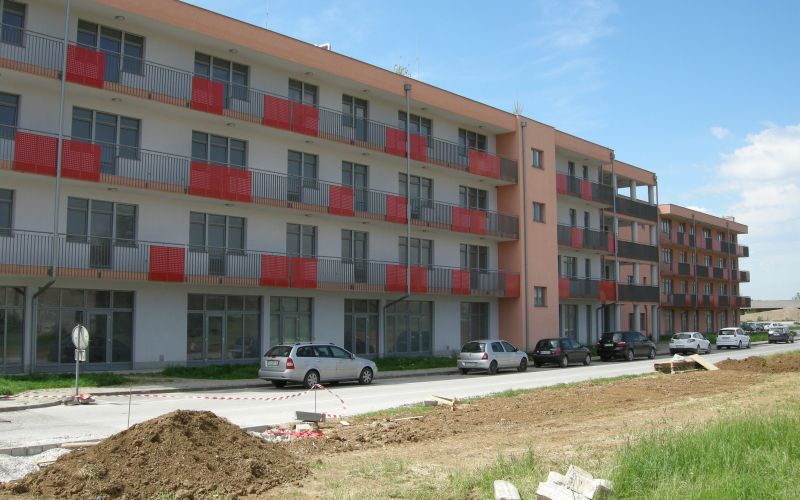 Socialni center še vedno propada.
