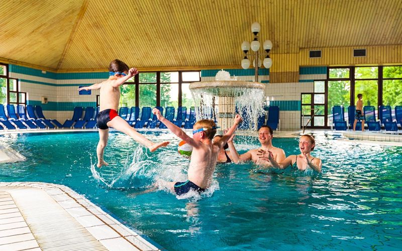 Indoor-pools_Family-playing-in-the-pool