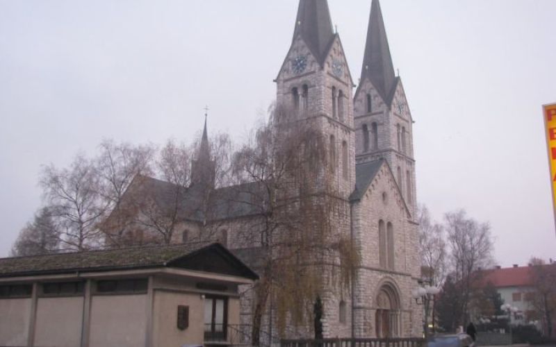 kocevje_cerkev_in_likovni.jpg