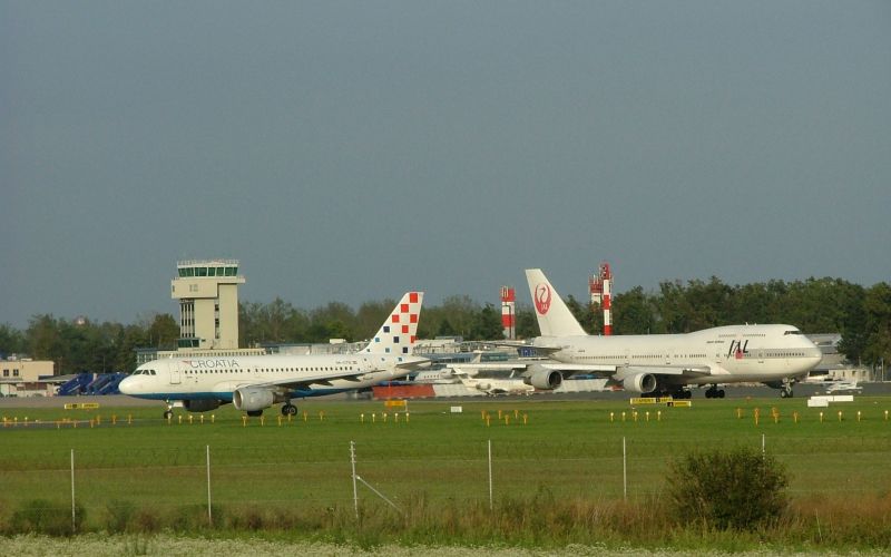 JAL_-B747_at_Zagreb_airport.JPG