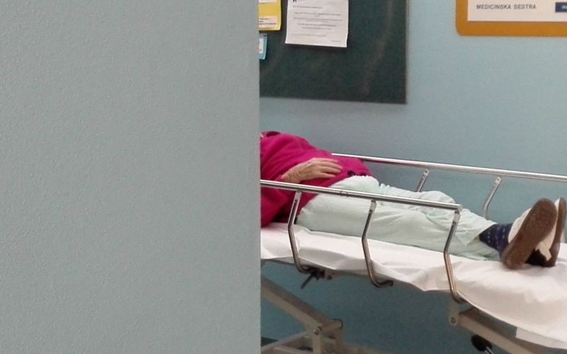 Čakalnice urgenc so polne, osebja premalo.