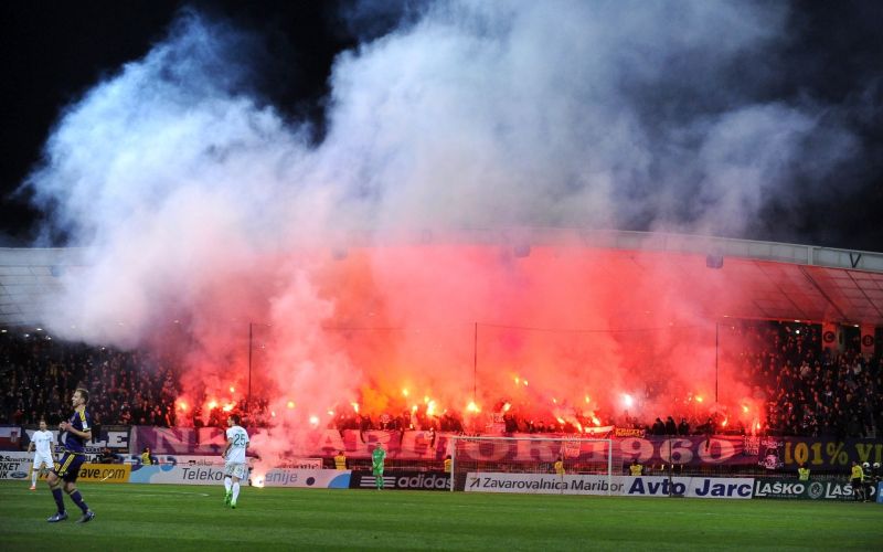 maribor olimpija, bakle, navijači.jpg