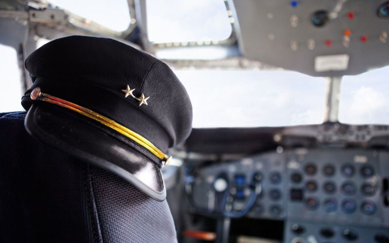 pilotska kabina, čepica.jpg