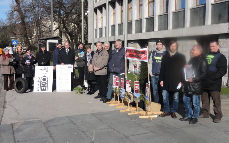 Protest ni obrodil sadov.