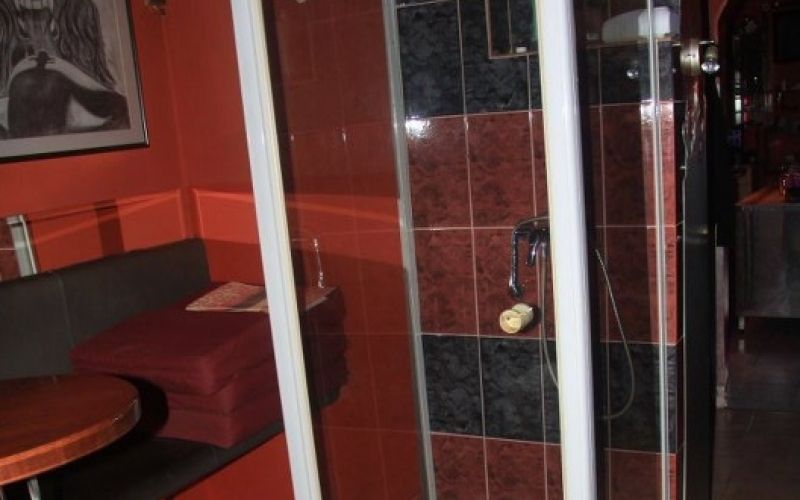 tuš kabina v lokalu, prostitucija.jpg