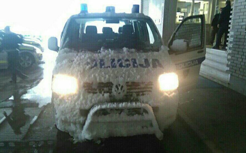 policijski avto, sneg.jpg