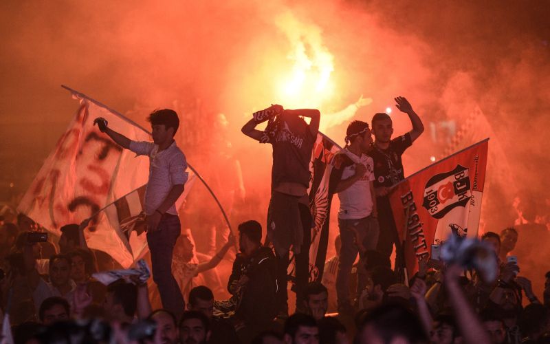 besiktas fans.jpg