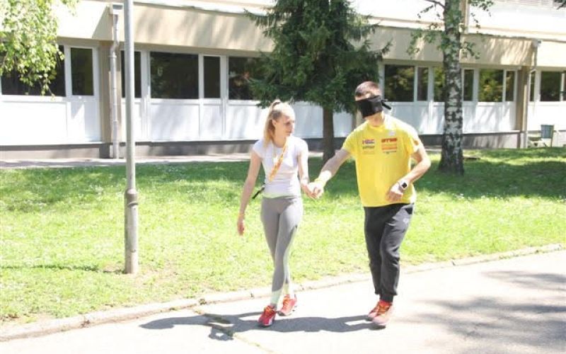Tim Gajser z zavezanimi očmi v SLovenski Bistrici.jpg