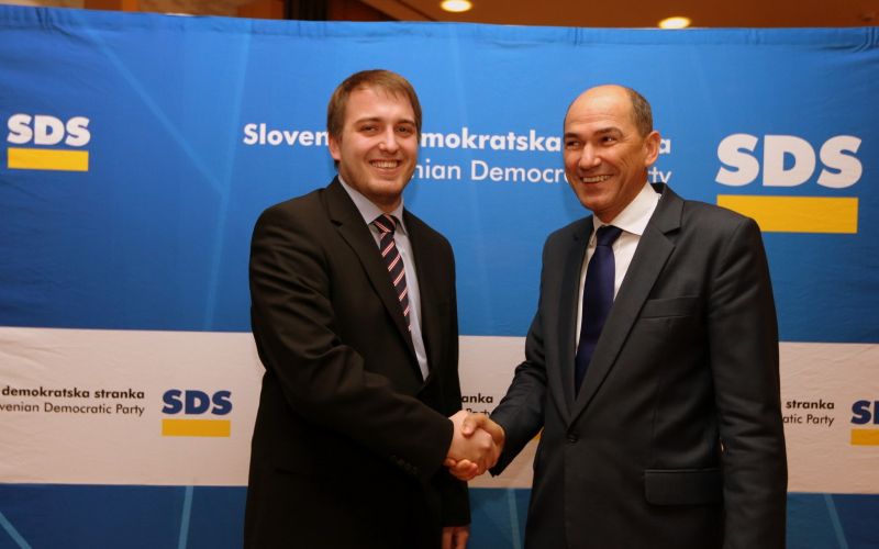 Čuš Janša nasmejana