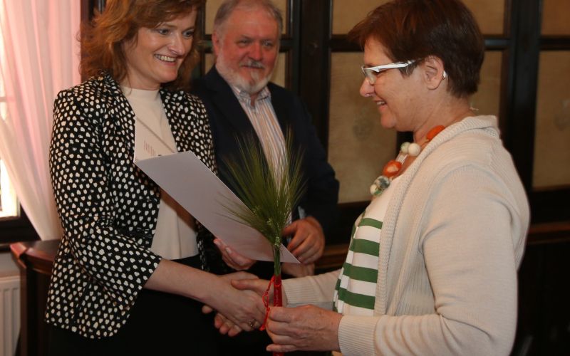 aleksandra_gradi__ek_in_dr__janez_bogataj_ob_podeljevanju_certifikata.jpg