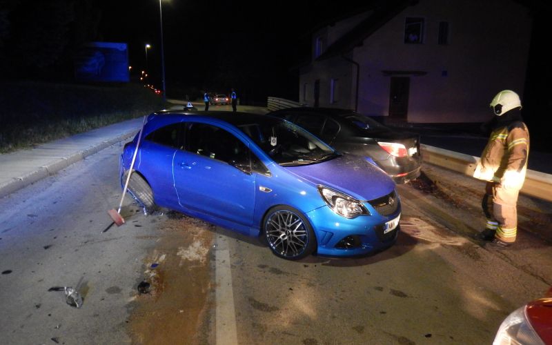Prometna nesreča, črn BMW, moder avto.jpg