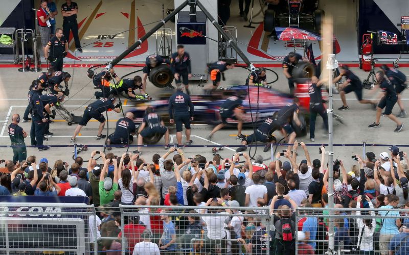 F1 GP Austria 2016 Programm Public Pit Lane Walk GEPA Pictures Red Bull Content Pool.jpg