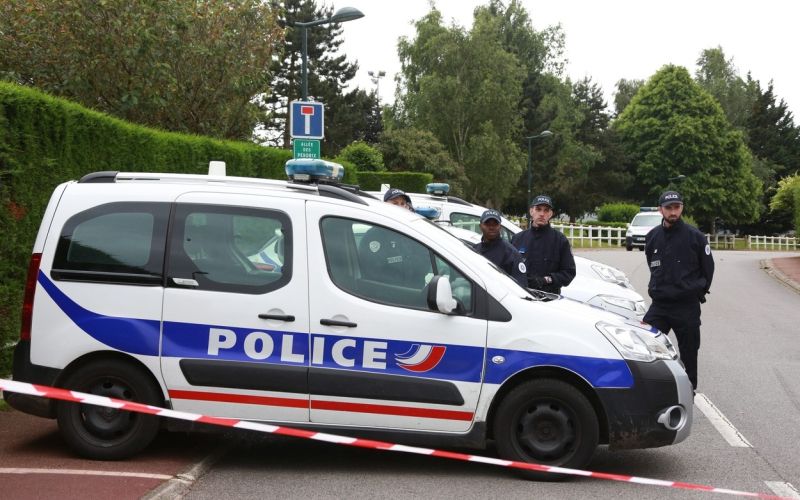 policija napad na policijskega častnika v Parizu