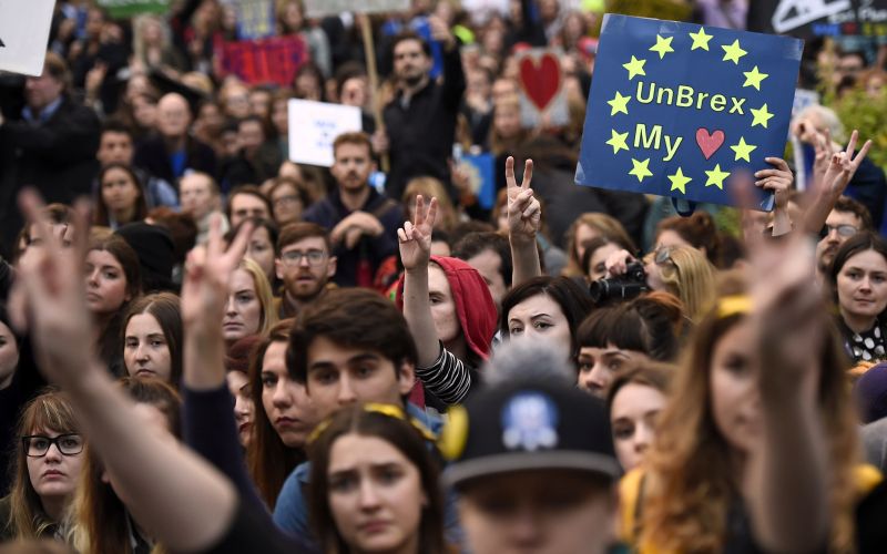 Mladi protestirajo Brexit