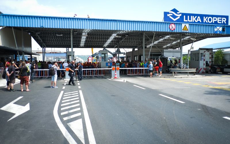Luka Koper delavci blokirajo vhod za tovornjake