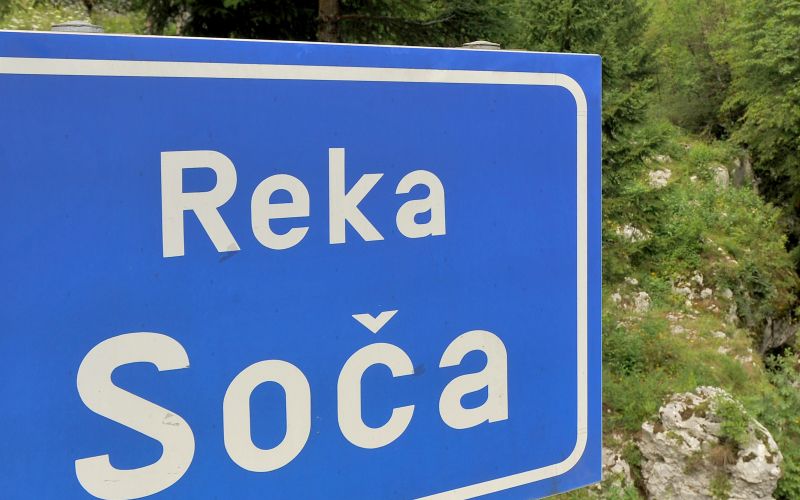 Soča, čeprav mrzla, je priljubljena poletna osvežitev.