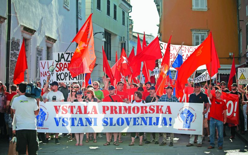 Demonstranti na Titovem trgu v Kopru