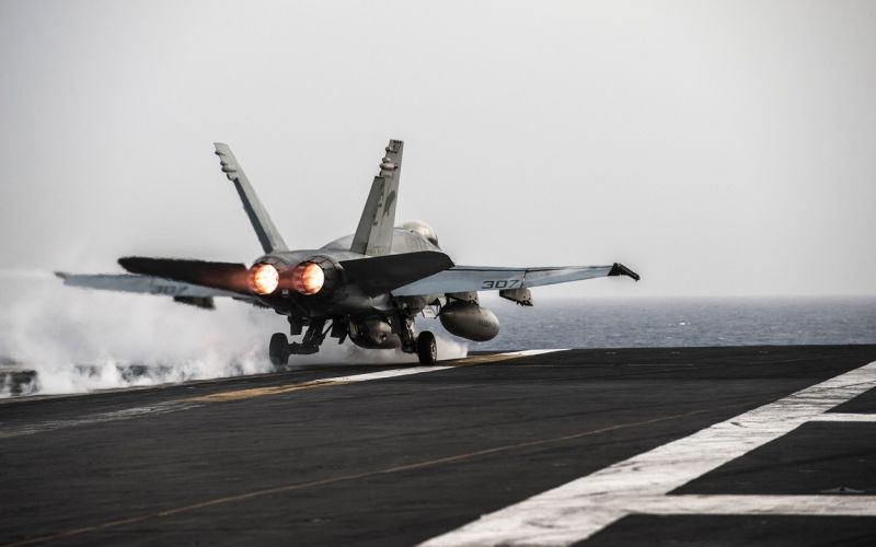 ameriški lovec f_18 vzleta z letalonosilke USS Dwight D. Eisenhower