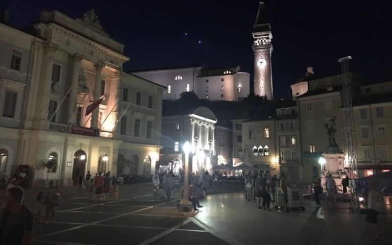 turisti Piran zvečer