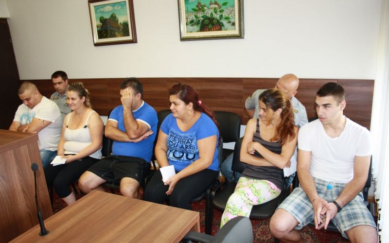 trije romski pari na sodišču