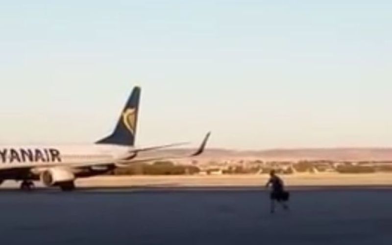 letališče Madrid Barajas potnik na pisti lovi letalo