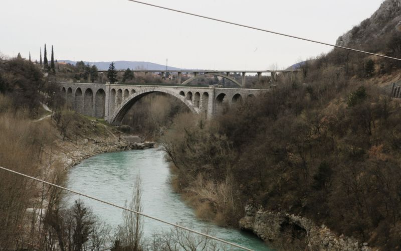 Proga teče tudi čez znameniti Solkanski most.