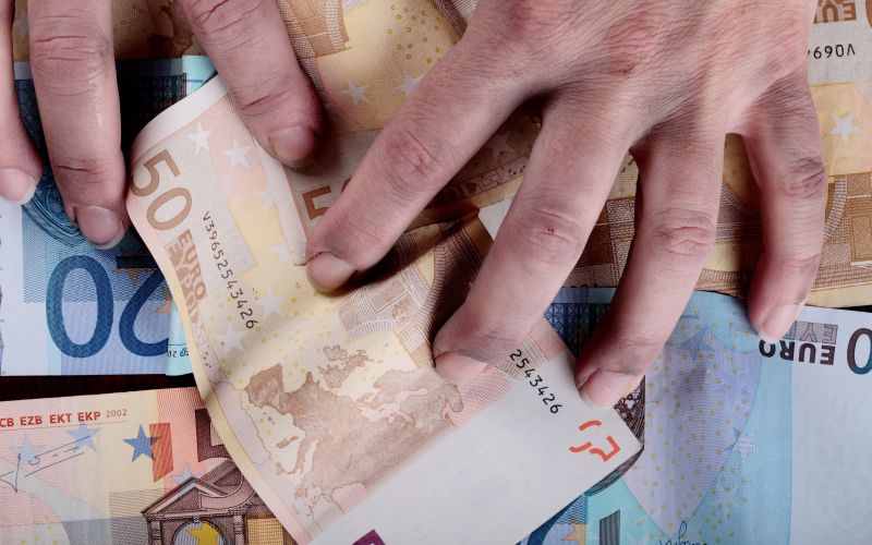 Kakšni so interesi in kdo za njimi stoji, v zgodbah iz Ajdovščine in Cerkna?