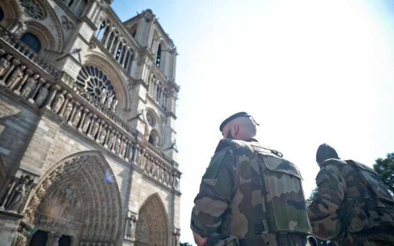 katedrala Notre Dame Pariz vojaki