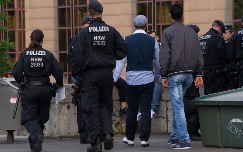 nemška policija racija begunci
