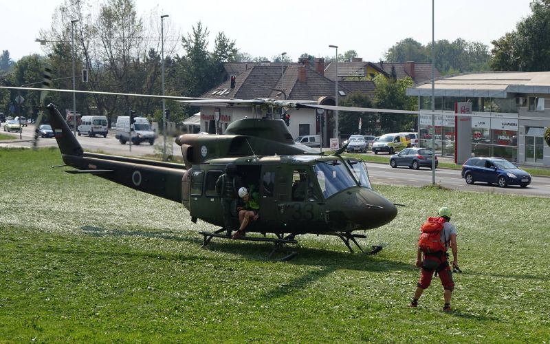 27-letnika so v dolino pripeljali gorski reševalci s helikopterjem